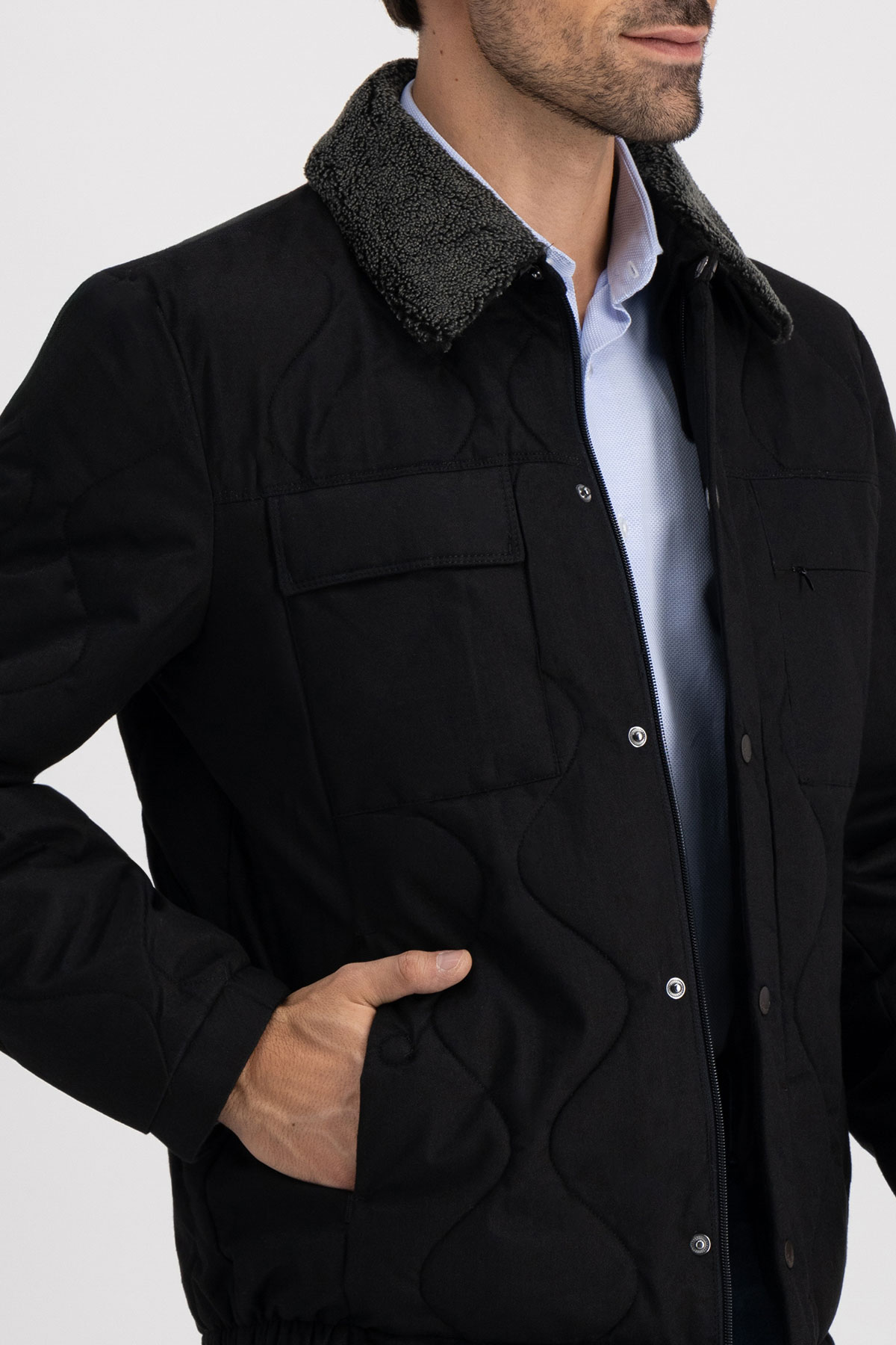 Chamarra Roberts Negro Contemporary Fit