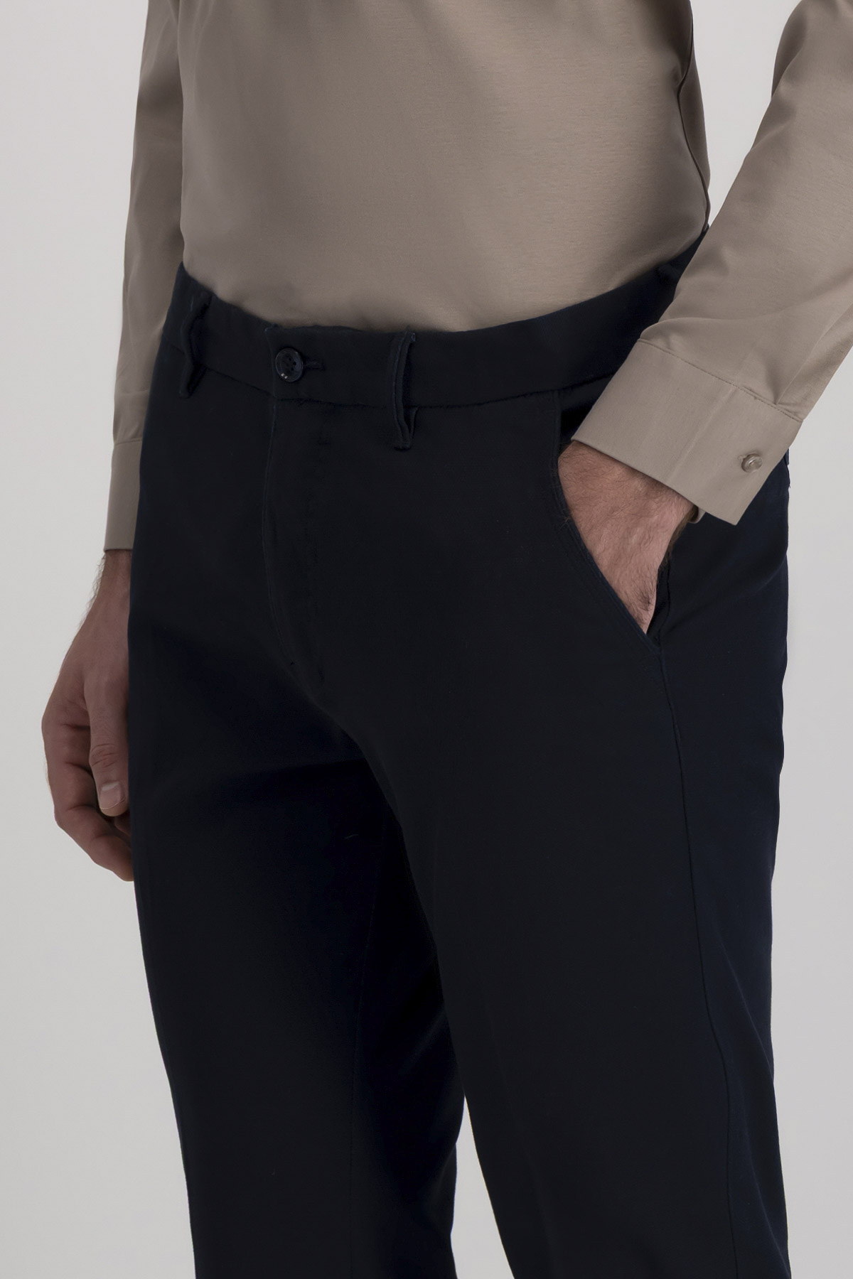 Pantalón Contemporary image number 1