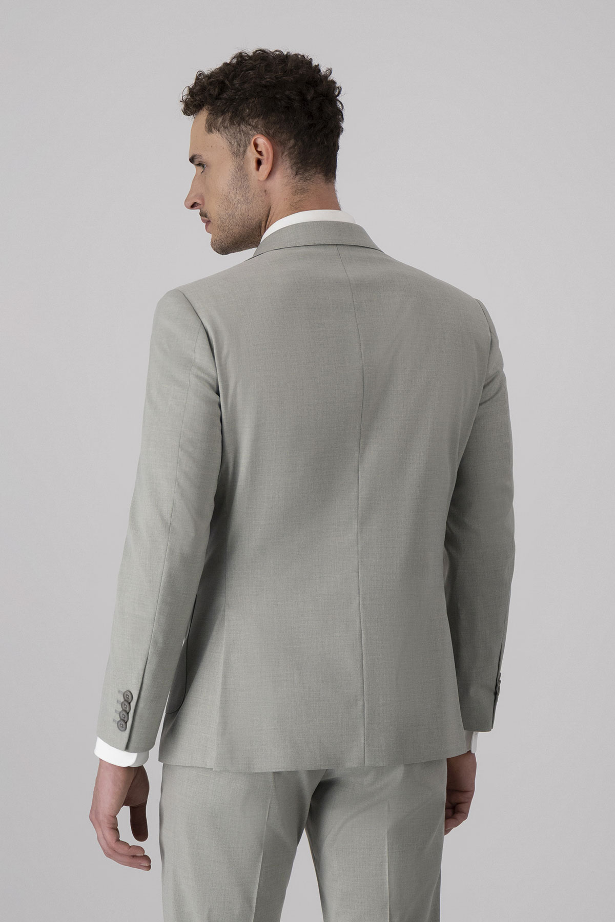 traje roberts red