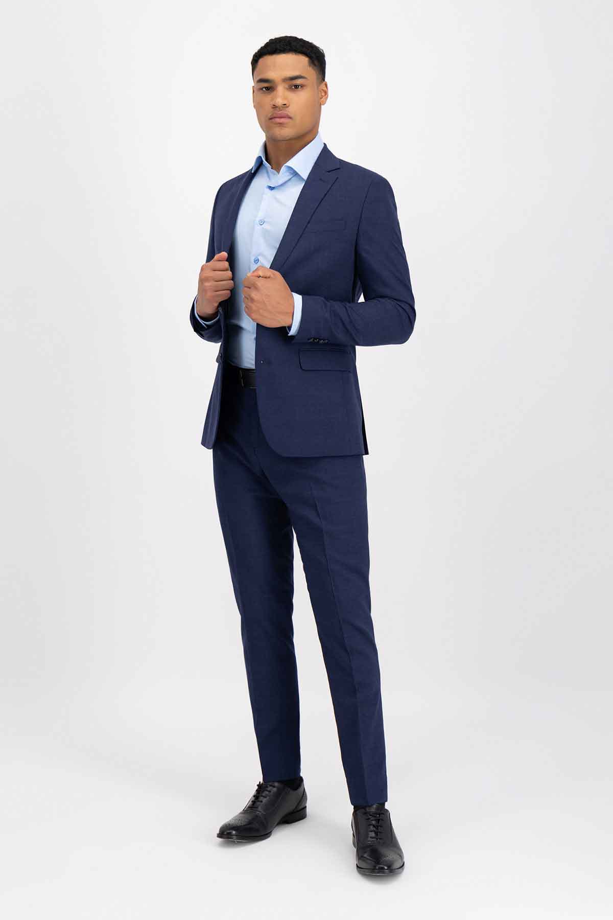 Roberts trajes deals