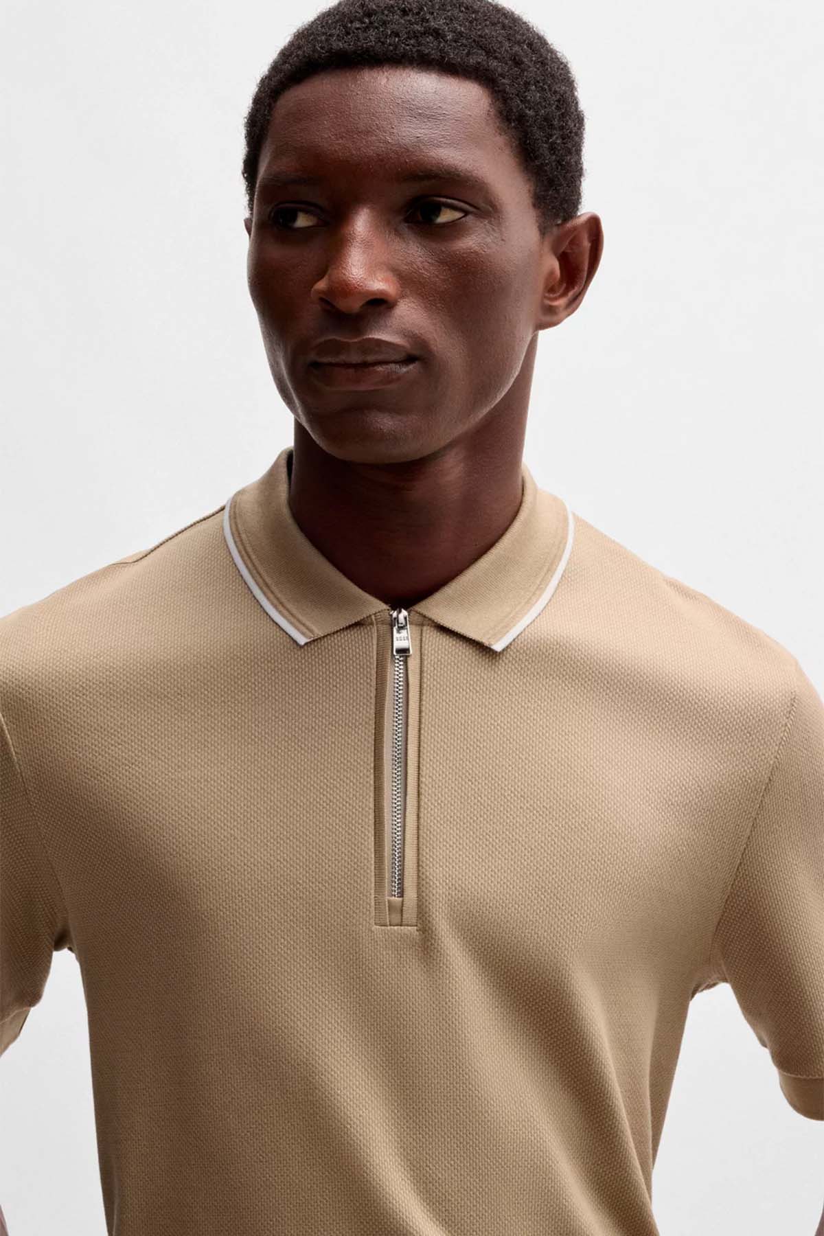 Polo de algodón estructurado con tapeta de cremallera