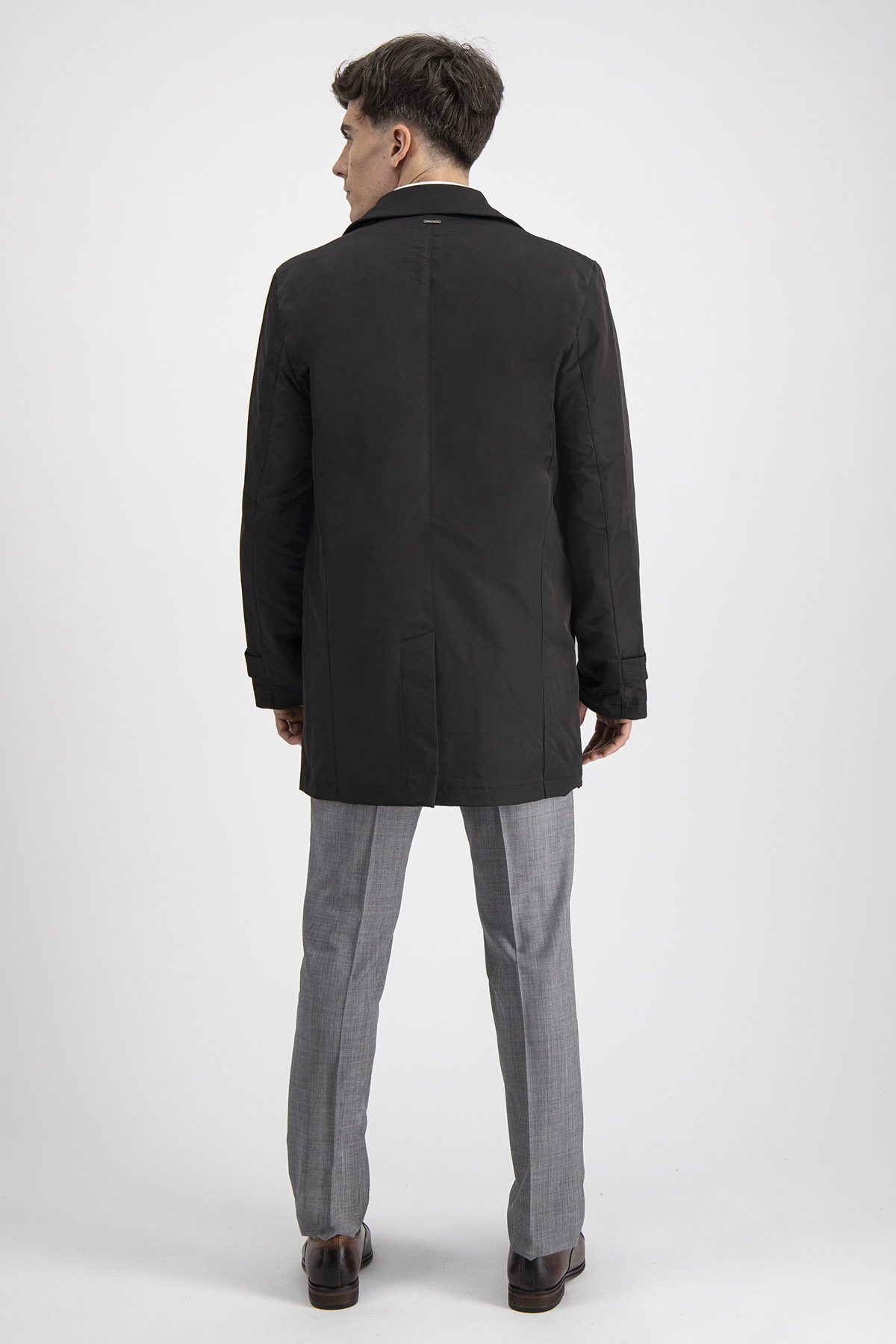 Gabardina Roberts Negra Regular Fit