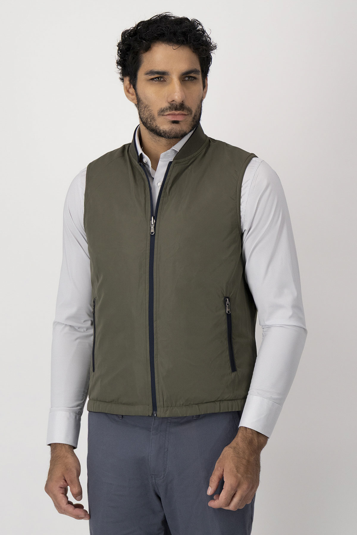 Chaleco Reversible Modern Fit image number 10